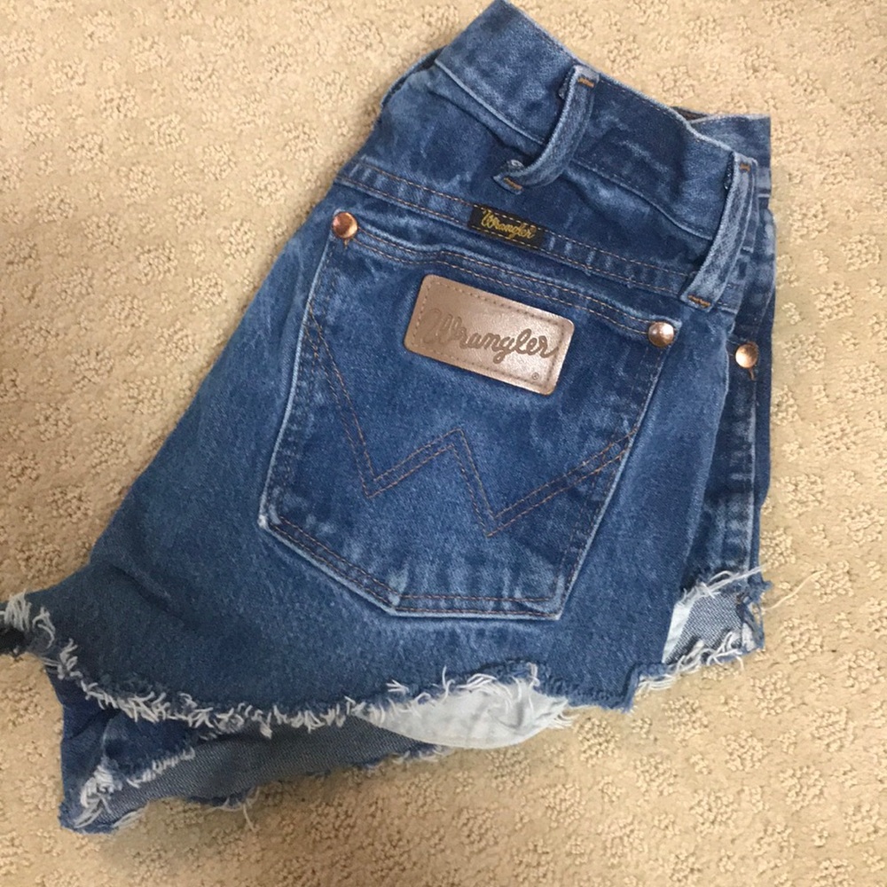 Dark wash Wrangler jean shorts!! High waisted